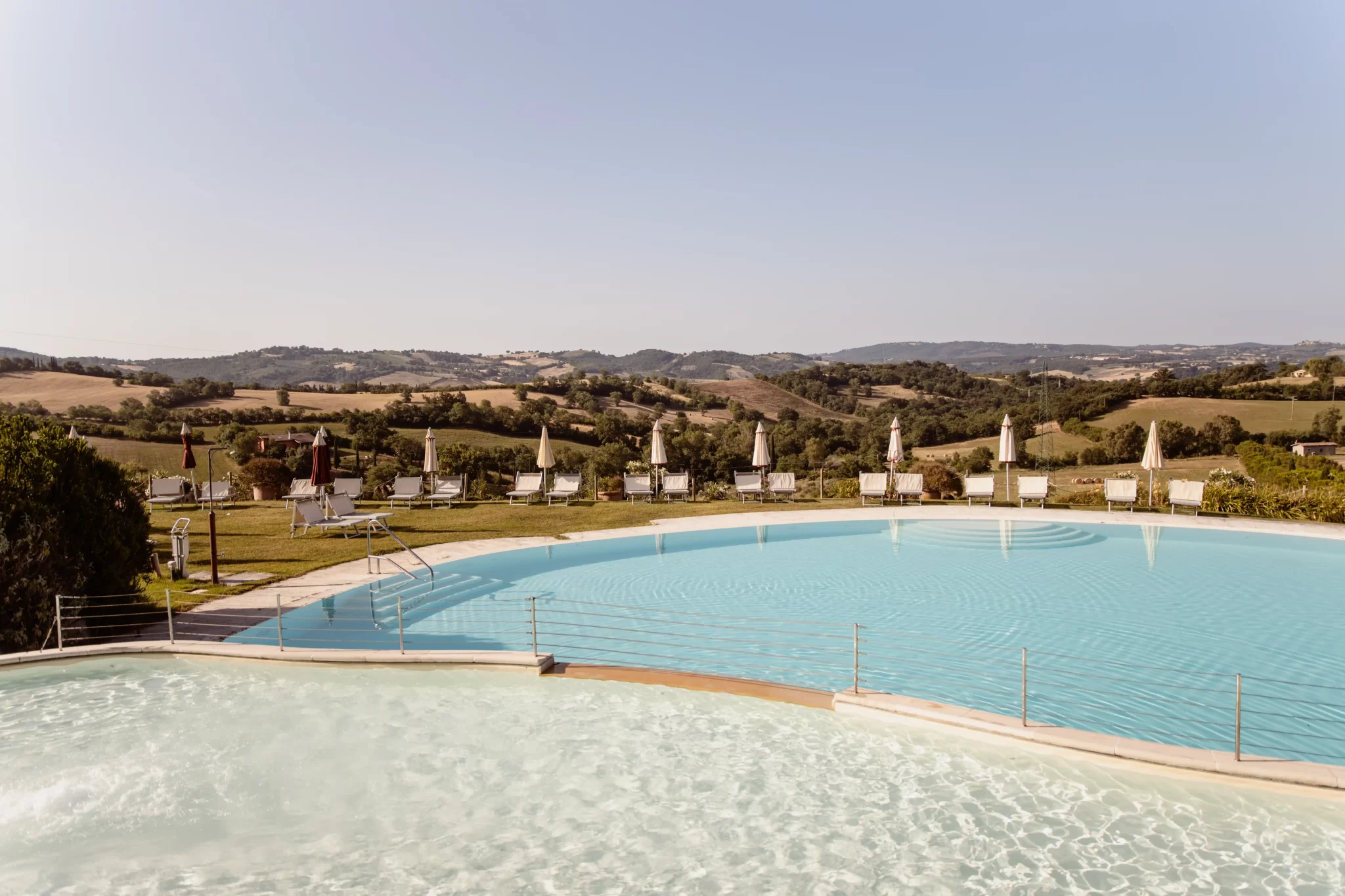 Piscina all'aperto con vista sulle colline circostanti.