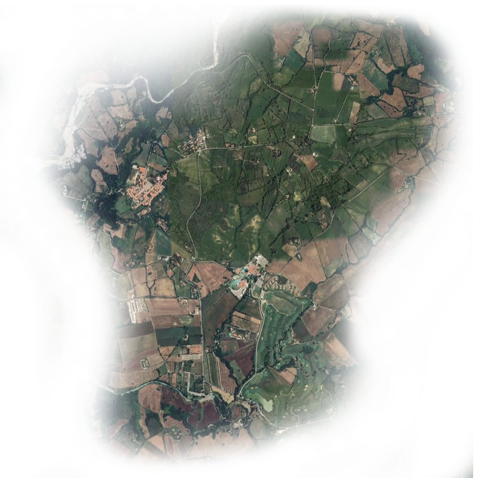 Vista aerea di un paesaggio rurale con campi, boschi e piccoli centri abitati.