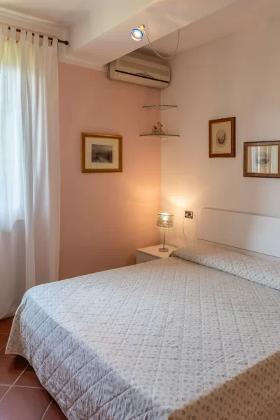 Camera da letto accogliente con arredamento semplice e finestra luminosa.