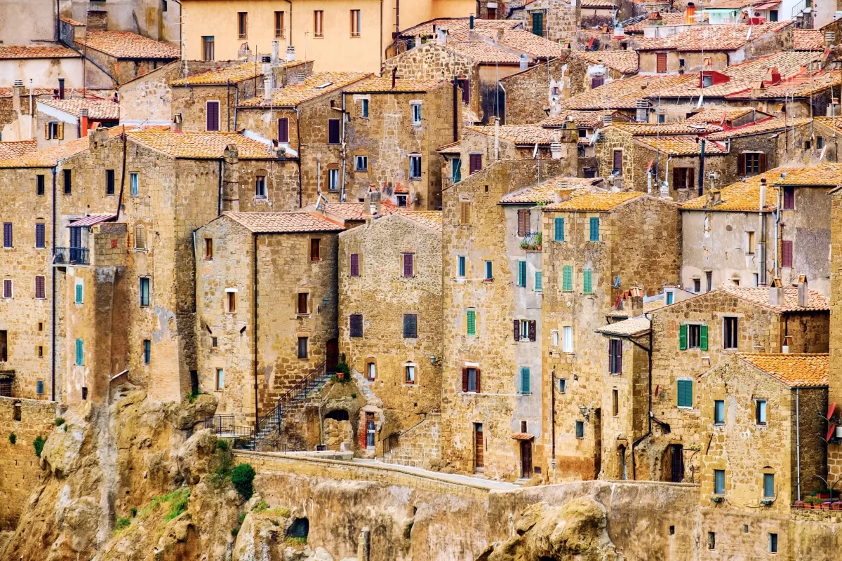 Case in pietra di un borgo medievale arroccato su una collina.