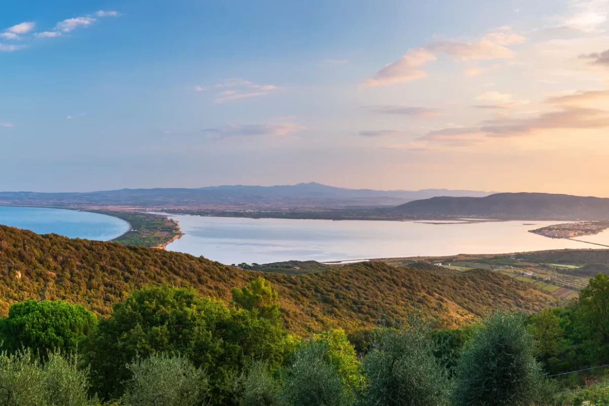 Panorama dell'Argentario e della laguna di Orbetello al tramonto.