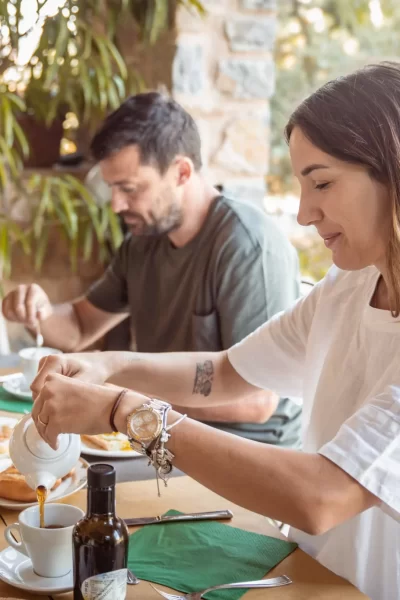 Persone che fanno colazione all'aperto in un ambiente naturale.