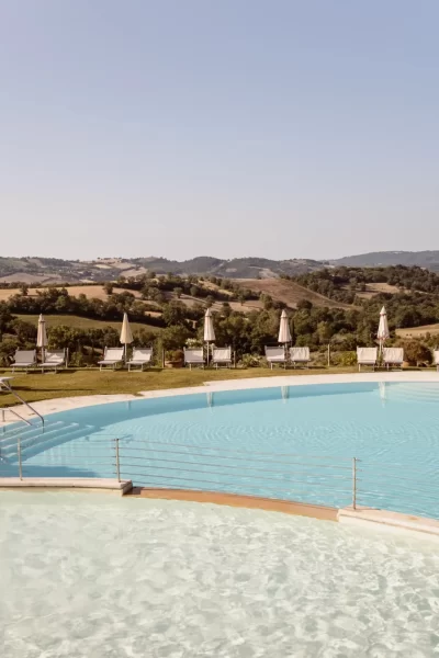 Piscina all'aperto con vista sulle colline circostanti.