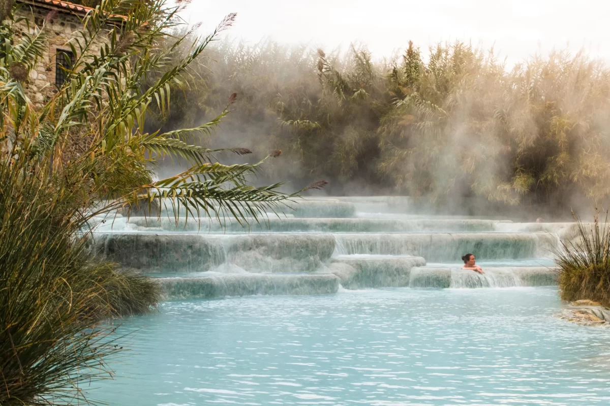 Le cascate termali di Saturnia tra il vapore e la vegetazione circostante.